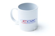 Белые кружки с логотипом «CDK»