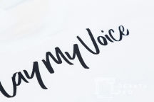 Белые футболки с надписью «#LiPlayMyVoice»