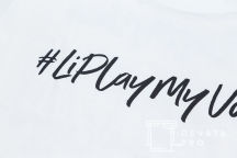 Белые футболки с надписью «#LiPlayMyVoice»