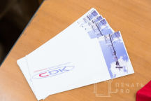 Белые кружки с логотипом «CDK»