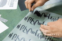 Белые футболки с надписью «#LiPlayMyVoice»